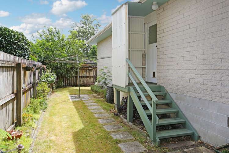 2/60 Beach Road Pahurehure_13