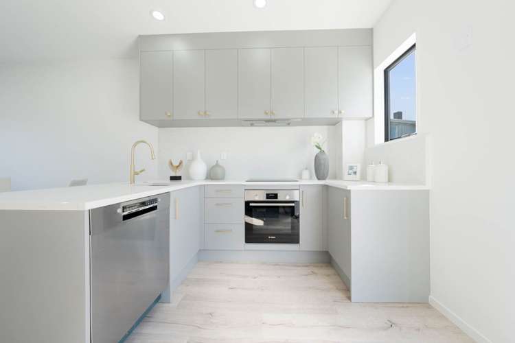 2/77 Glenmore Road Sunnyhills_2