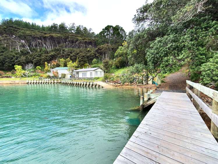 219-222/DP7675 Bon Accord Harbour Kawau Island_24