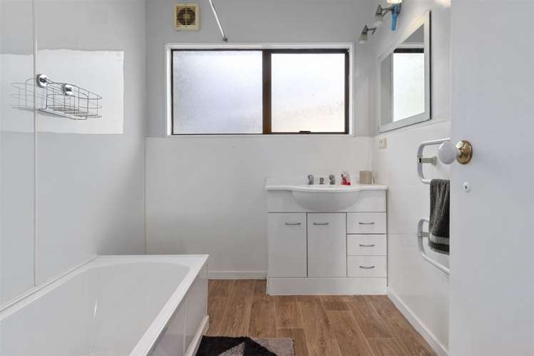 2/72 Ohauiti Road Hairini_13