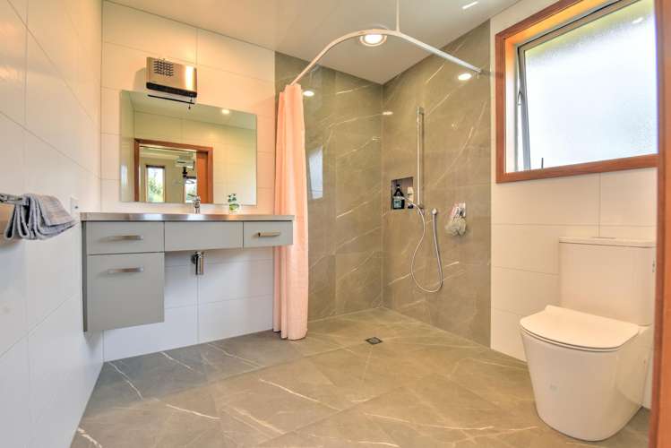 56 Racecourse Road Gore Surrounds_14