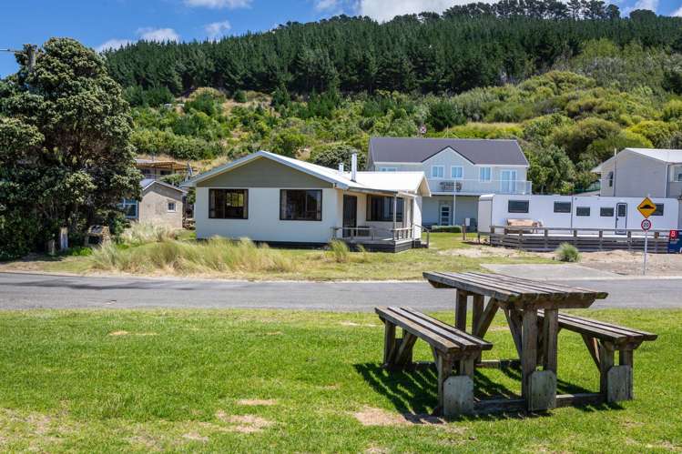 54 Akitio Esplanade Akitio_18