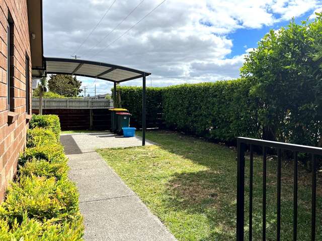 2-Bed Ensuite Townhouse with Pergola & Fenced Yard