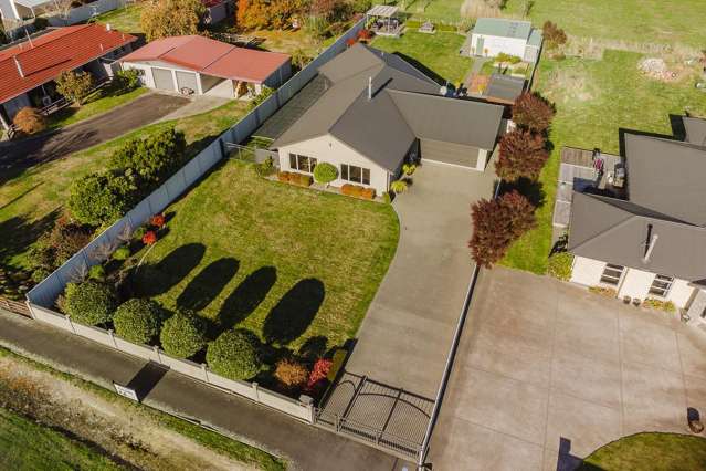 EXCELLENT EXEC LIVING... WITH TARARUA GLIMPSES