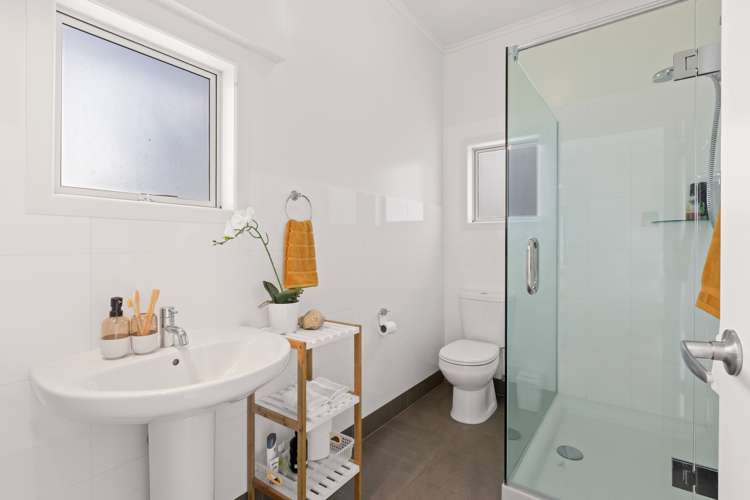 4 Piccadilly Circus Snells Beach_18