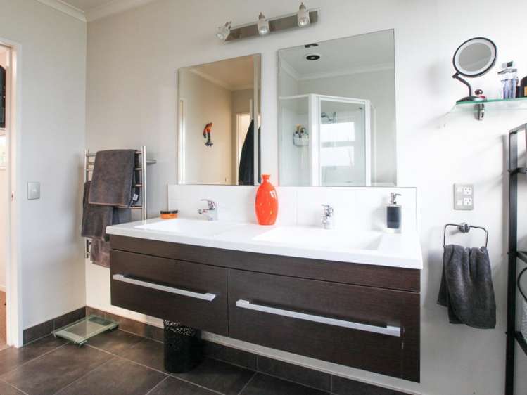 743 River Road Chartwell_11