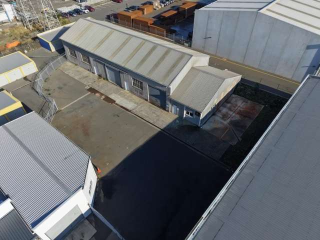 Functional Middelton Warehouse + Gantry Crane