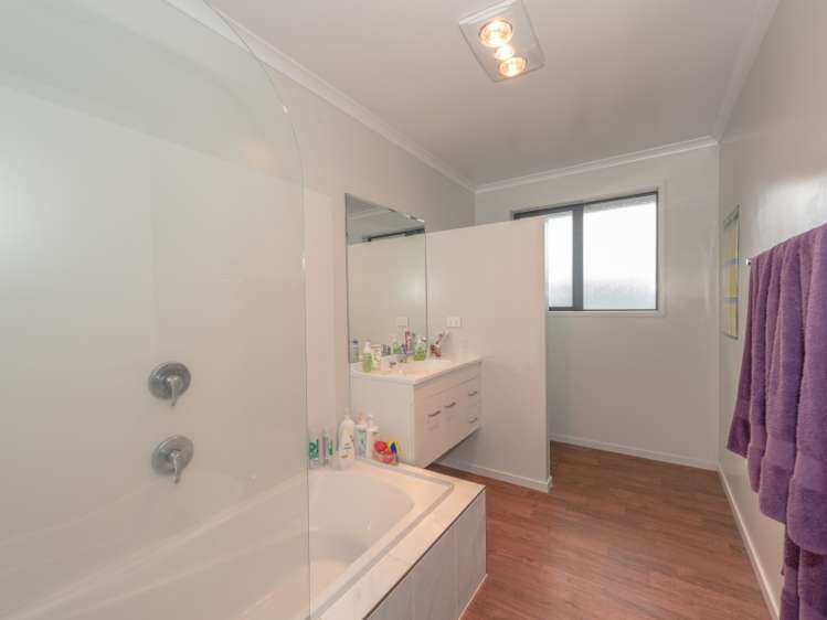 8 Ella Place Grandview Heights_12