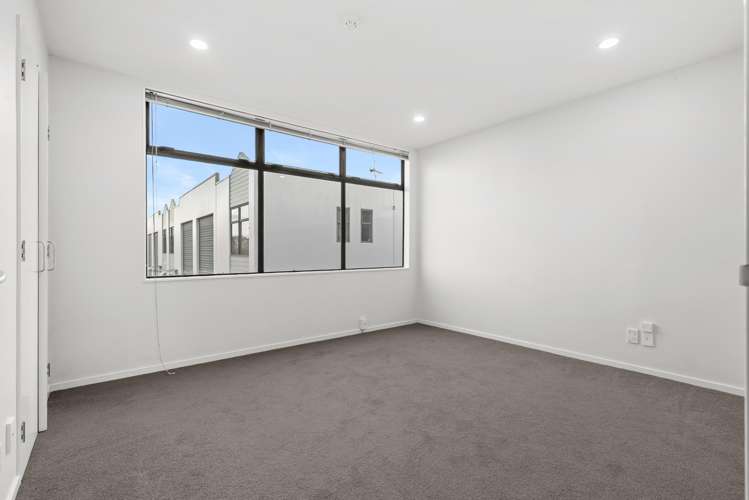 2/41 Paul Matthews Road Rosedale_6