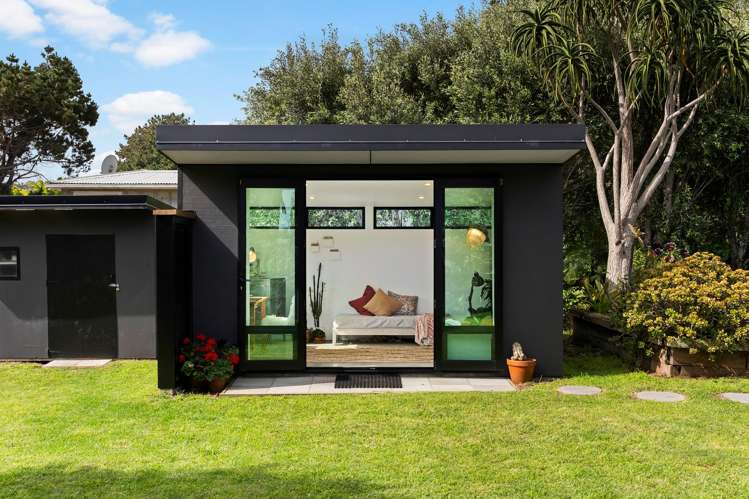 8 Erangi Place Bethells Beach_26