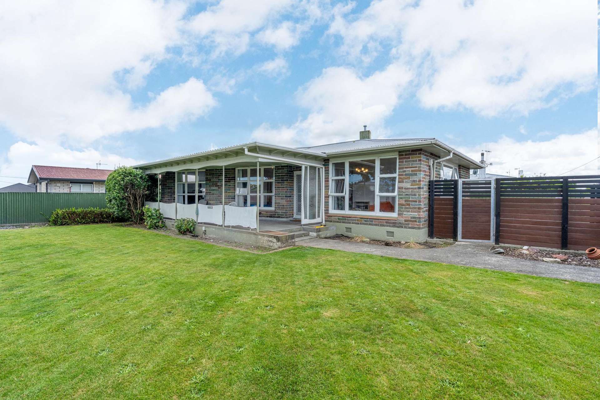 587 Queen Street East Levin_0