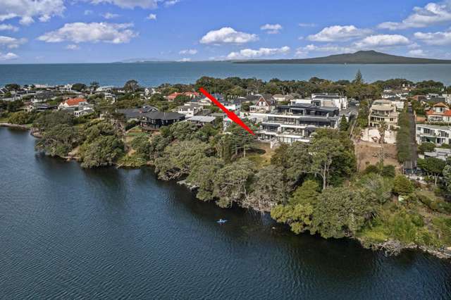 Lakefront Utopia -In the Heart of Takapuna