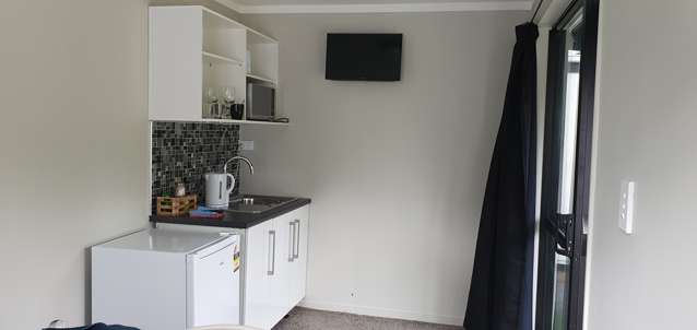 Cabin 6/15 Rangiwhea Rd, Sandspit Motorcamp Waiuku_1