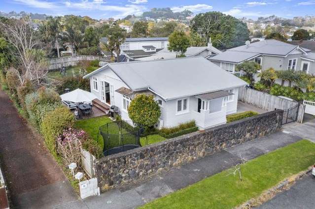 Nearly 200 people turn up for auction of Mount Eden bungalow