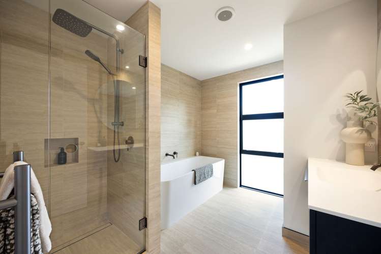 4/15 Lake Domain Drive Hamilton Lake_14