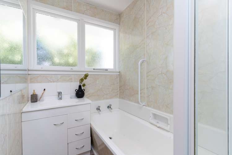 55 Woodbury Street Russley_18