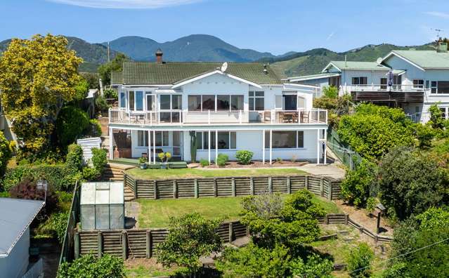 Family Home & Separate Section with Sea Views