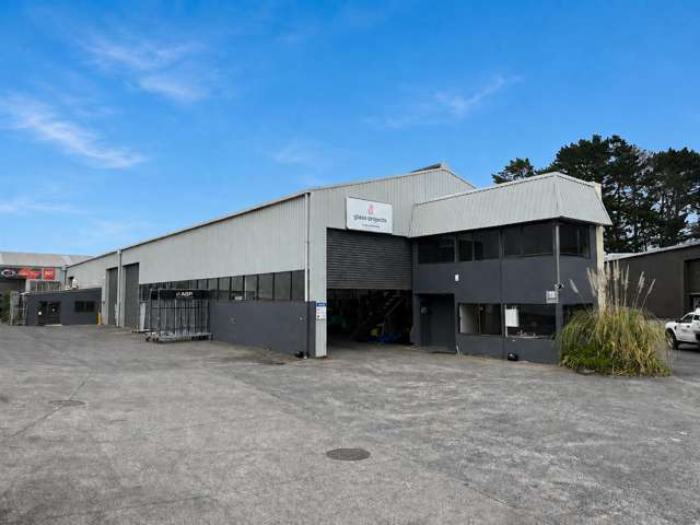 Road Front Industrial with Gantry Crane