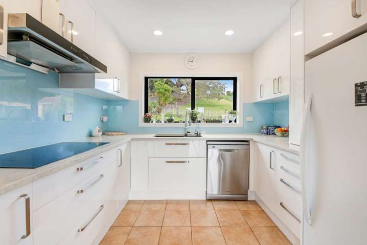 20 Roberts Road Matakatia Bay_2
