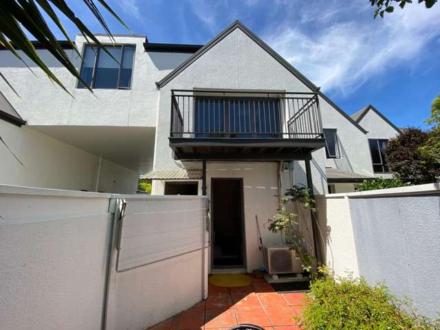 RICCARTON - FANTASTIC LOCATION, 3 BEDROOMS + STUDY, 2 BATHROOMS, HEATPUMP
