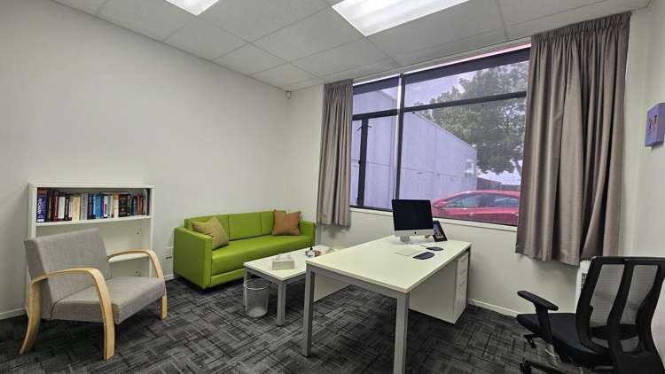 2/302 Eastbourne Street West Hastings_5