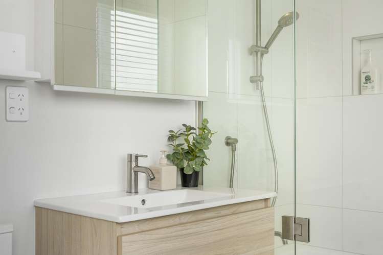 27 Kirrie Avenue Te Atatu South_17