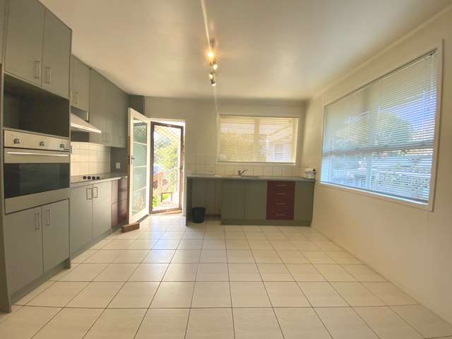 1/28 Royal View Road Te Atatu South_1