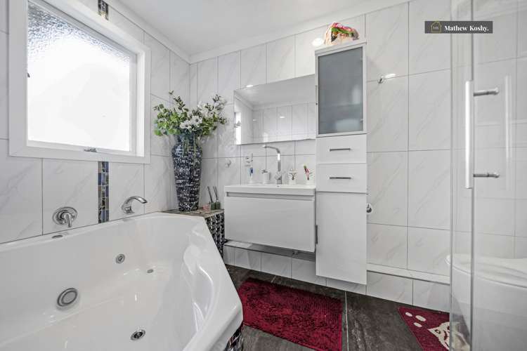 17 Tiroroa Avenue Te Atatu South_9