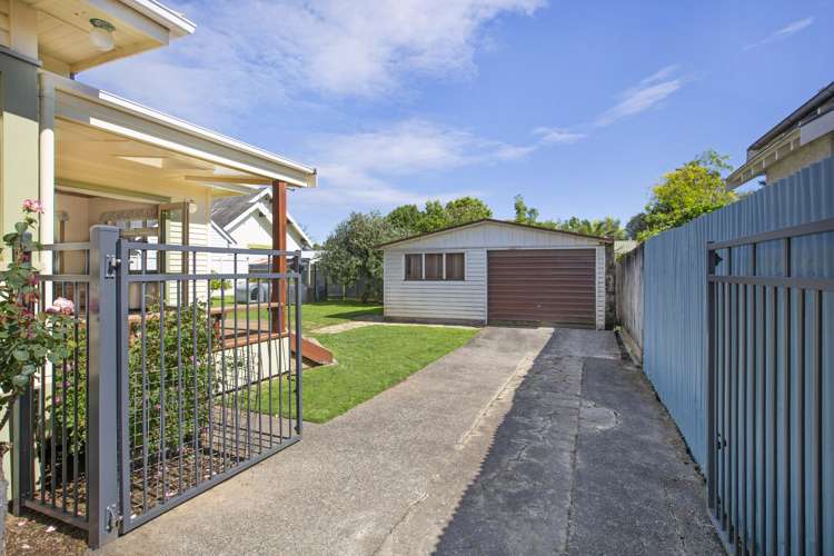 37 Naylor Street Hamilton East_24