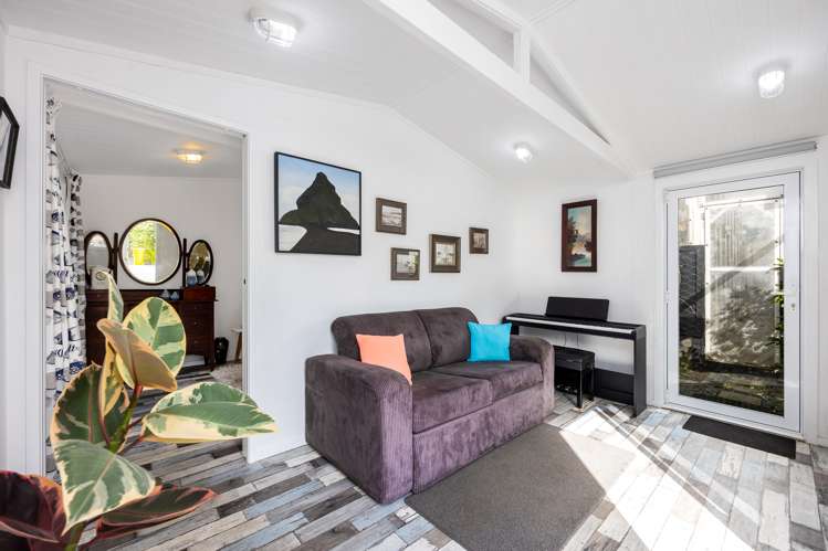 11 Piccadilly Circus Snells Beach_21