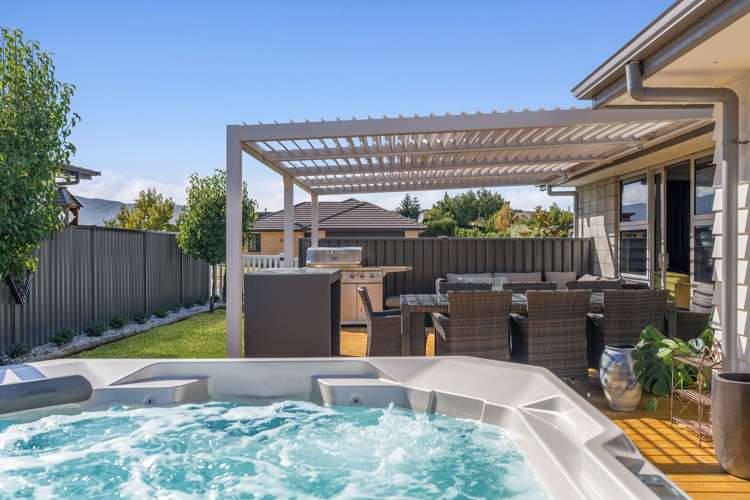 18 Finch Street Albert Town_11