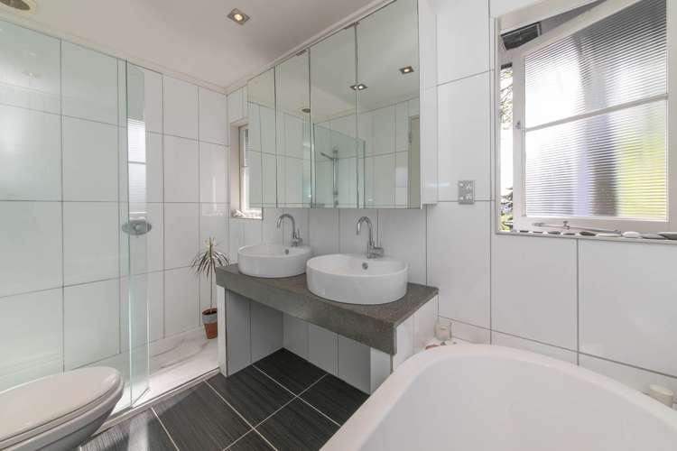 35 Derwent Crescent Titirangi_11