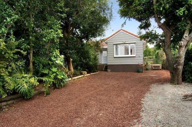 TUCKED AWAY, LOVELY  FAMILY HOME WITH 2 OUTDOO...