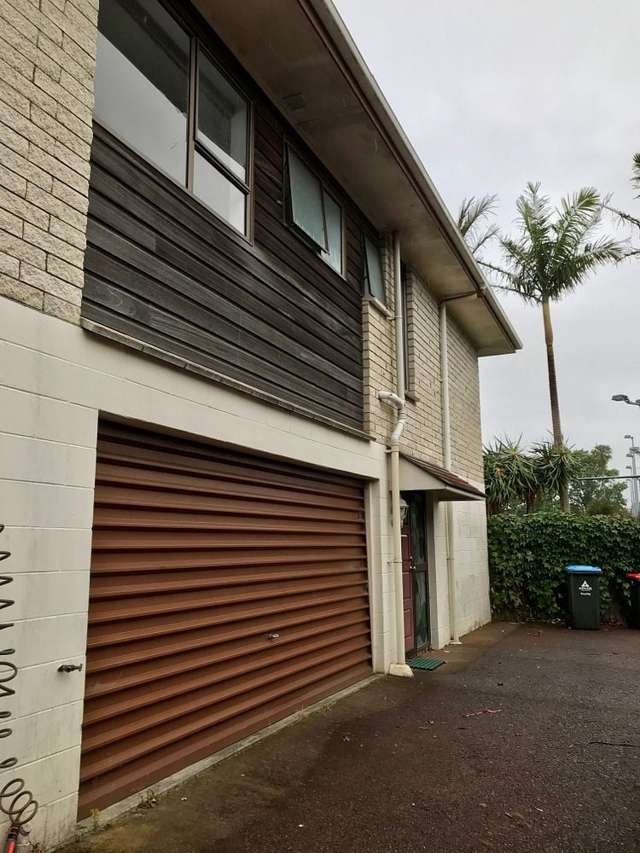 Spacious townhouse walk to beach