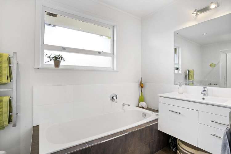 5 Colmar Road Mellons Bay_8