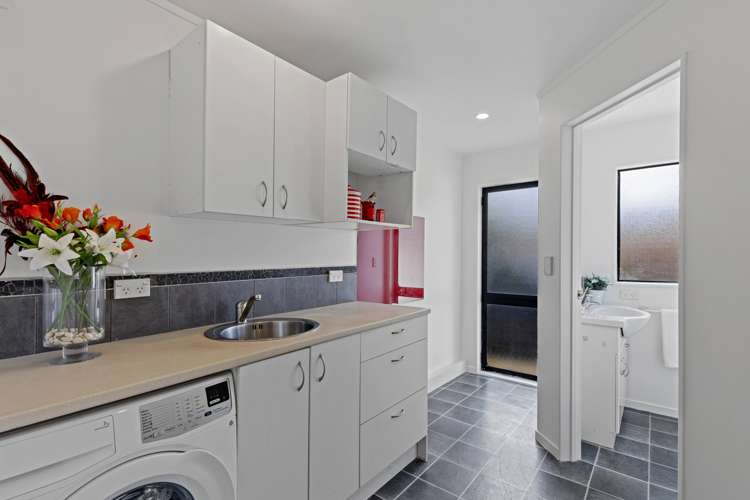 8 Thalia Place Totara Vale_12