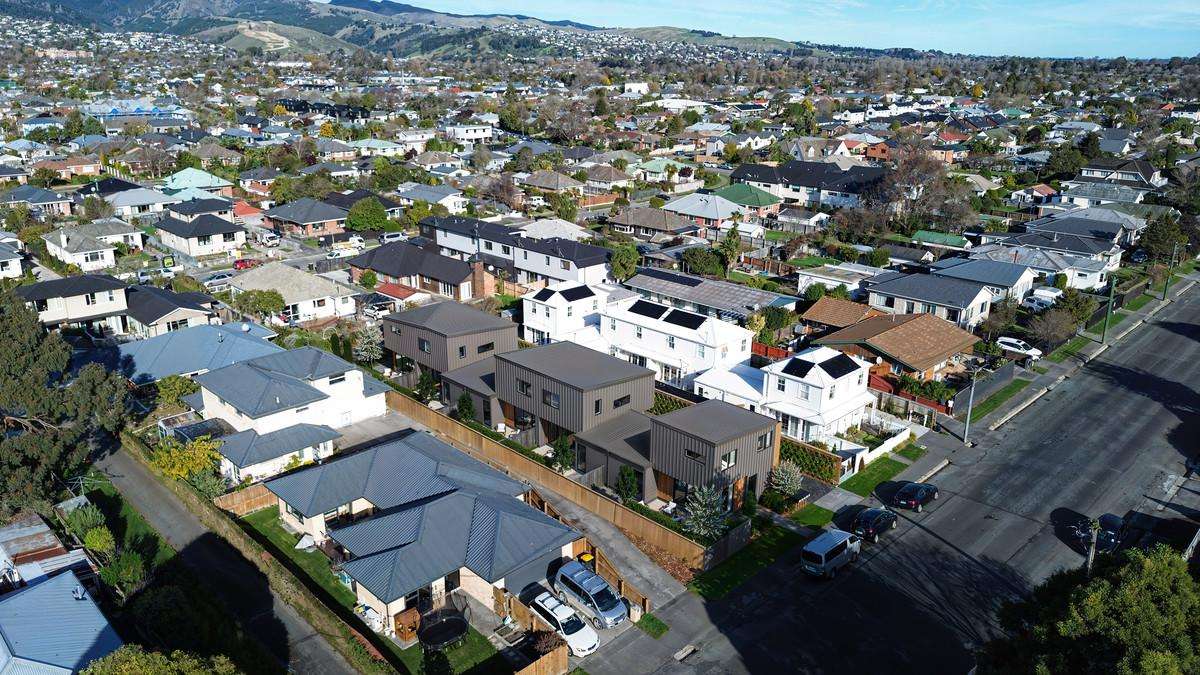 1-5/130 Neville Street_1