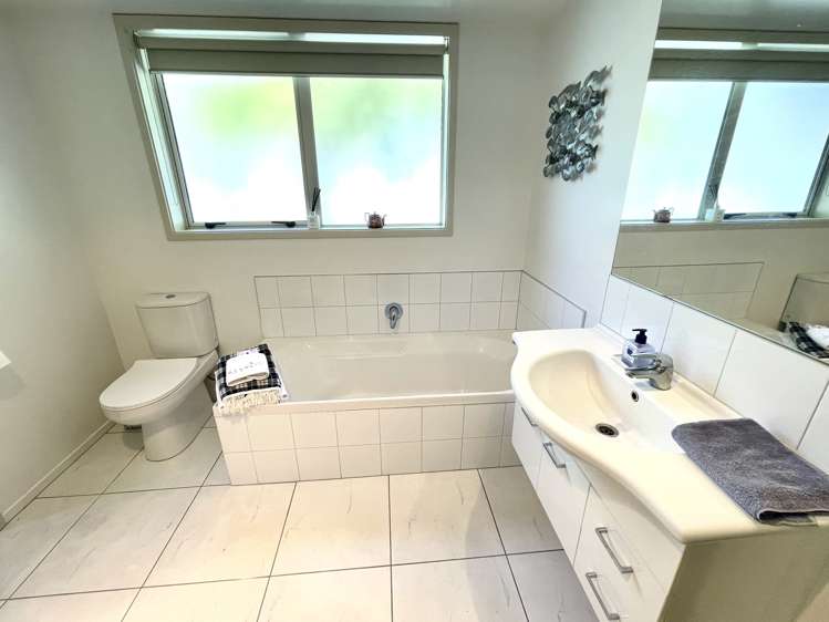 2 Barossa Way Brookfield_15