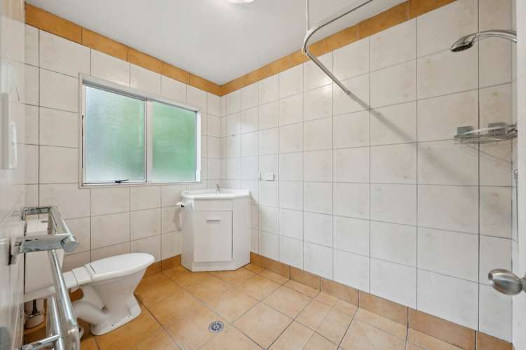 1/2 Karapiti Place Glen Eden_16