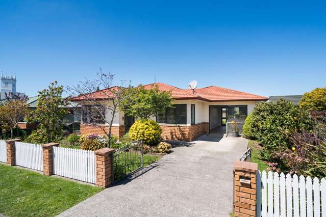 Immaculate townhouse in prime location!