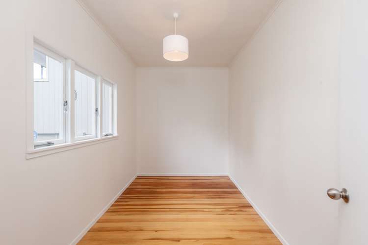 17 Piccadilly Circus Snells Beach_12