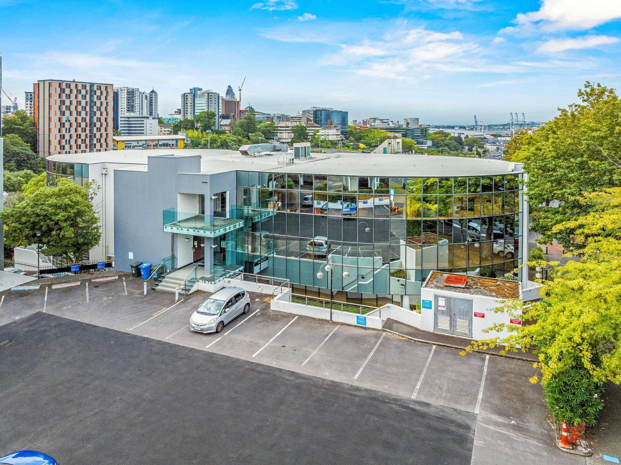 Strategic office, income potential in Grafton