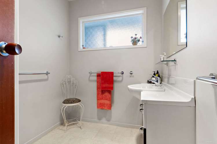 1/1 De Val Drive Titirangi_6