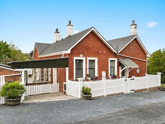 ‘Going for a song!’ Historic Clutha villa built by God Defend New Zealand composer