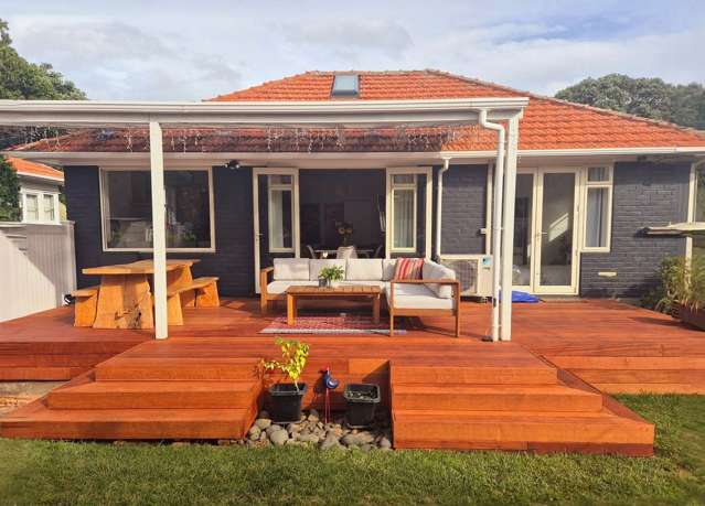 Sunny 2.5 bedroom with office & garage