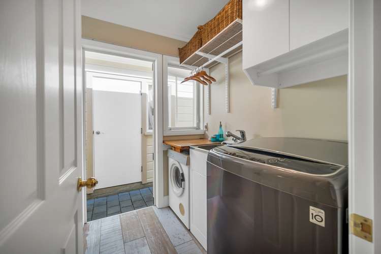 7 Banff Way Toi Toi_13