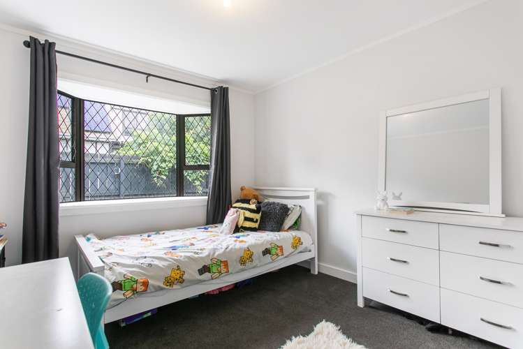 2/11 Beach Road Pahurehure_8