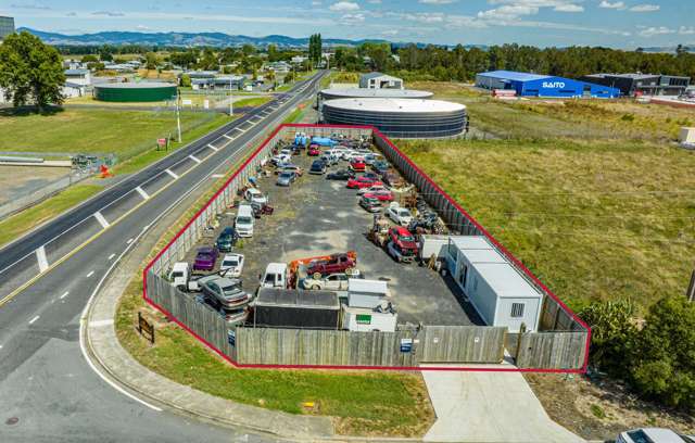 Industrial Space/Yard - Vacant Possession!