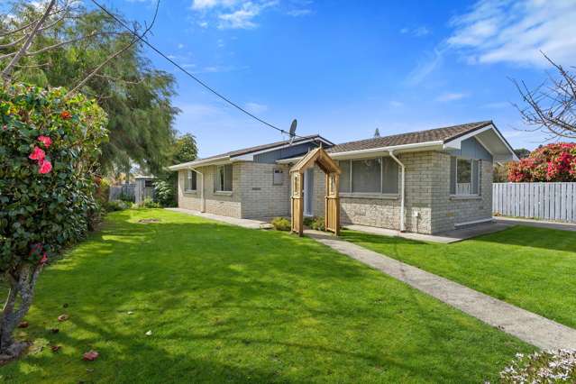 Charming Otaki Gem: Easy Care in Central Location