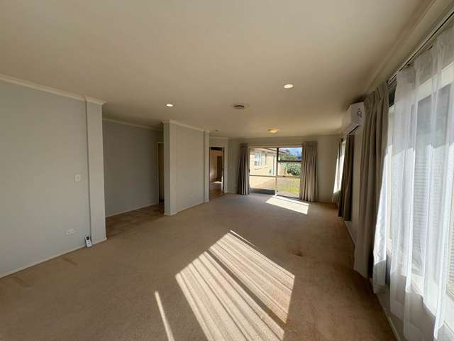 6 Atworth Way Pakuranga Heights_2